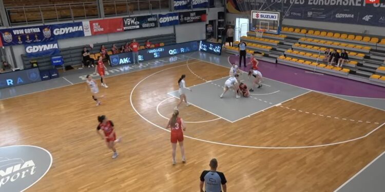 Bolesne zderzenie młodych akademiczek w pierwszym meczu