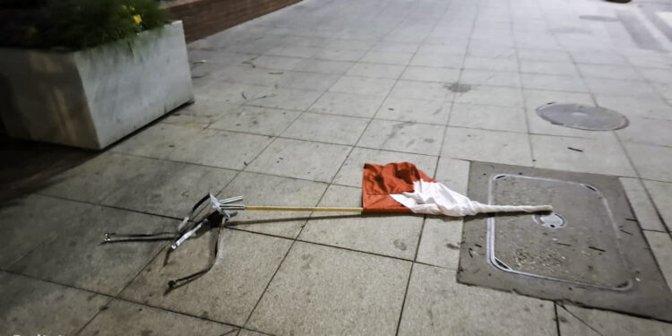 Zrywał polskie flagi. W zatrzymaniu pomógł monitoring [WIDEO]