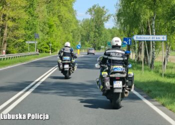 Policjanci pilnują bezpieczeństwa podróżnych