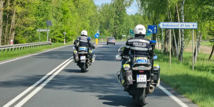 Policjanci pilnują bezpieczeństwa podróżnych