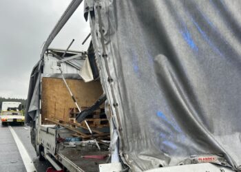 Ciężarówka uderzyła w busa na S3