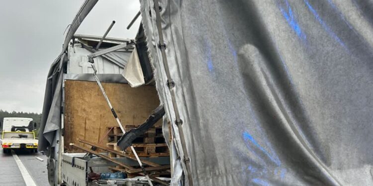 Ciężarówka uderzyła w busa na S3