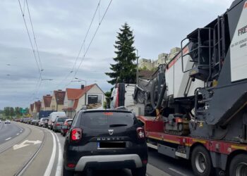 Zepsuta ciężarówka blokowała wjazd na rondo Santockie