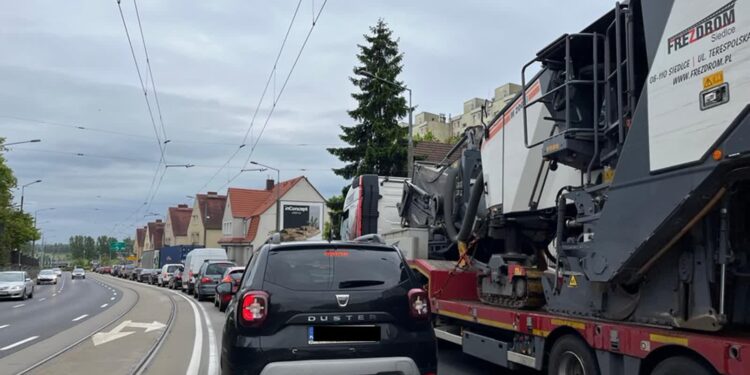 Zepsuta ciężarówka blokowała wjazd na rondo Santockie