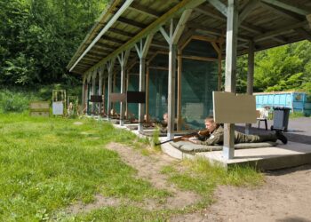 Kadeci pobiegali i postrzelali