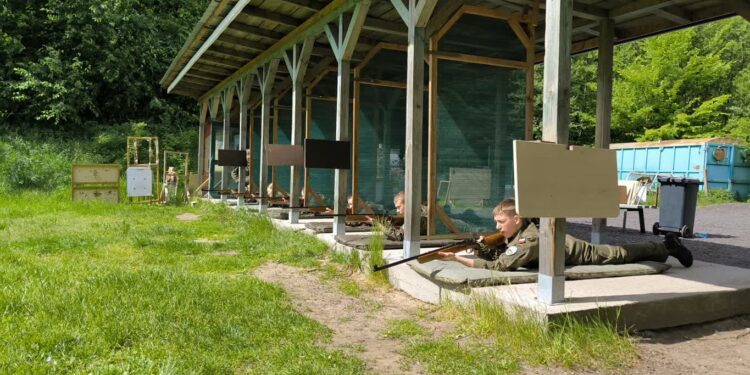 Kadeci pobiegali i postrzelali