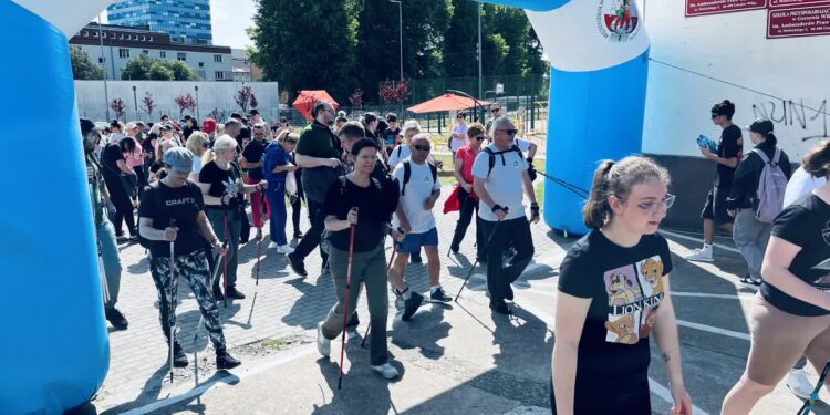 Uśmiechnięty VII Gorzowski Marsz Nordic Walking wystartował