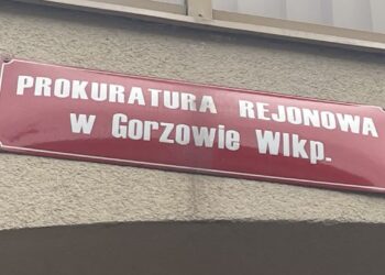 Jeden groził nożem, drugi atakował siekierą. Usłyszeli zarzuty