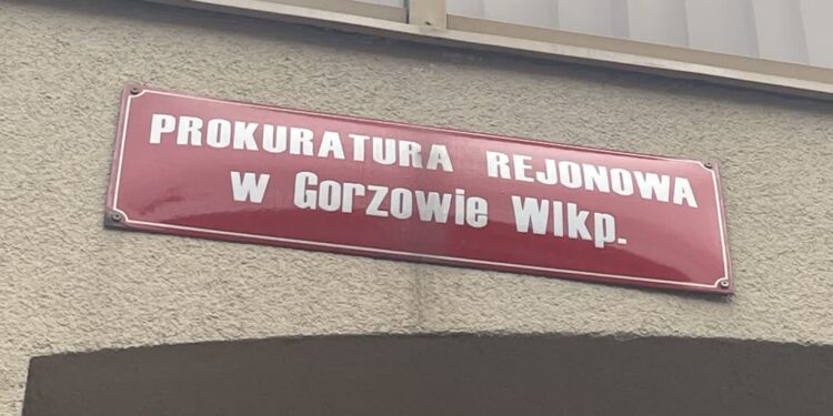 Jeden groził nożem, drugi atakował siekierą. Usłyszeli zarzuty