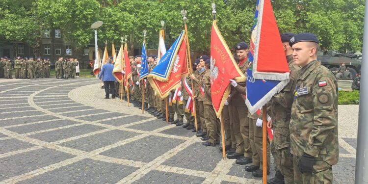 Pokaz sprzętu wojskowego, wirtualna strzelnica i wozy bojowe. Dzień Kadeta w Gorzowie
