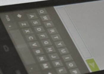 Lubuska policja ostrzega. Fałszywe SMS-y o dopłacie do paczki wróciły