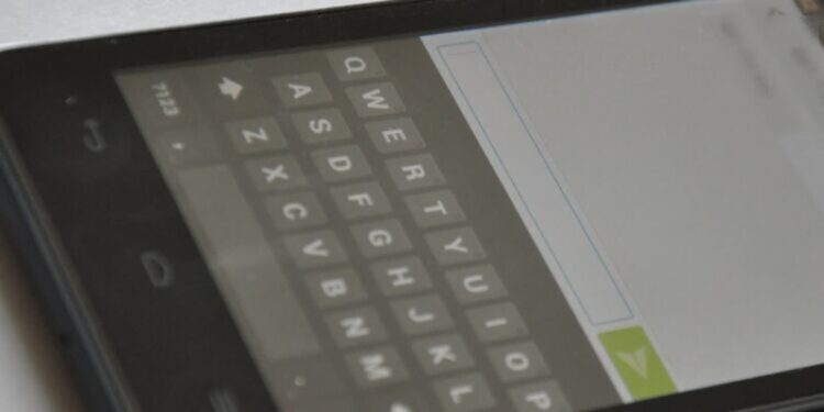 Lubuska policja ostrzega. Fałszywe SMS-y o dopłacie do paczki wróciły