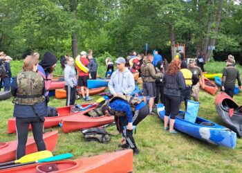 Mundurowi w kajakach popłynęli Obrą. A to wszystko w szczytnym celu