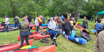 Mundurowi w kajakach popłynęli Obrą. A to wszystko w szczytnym celu
