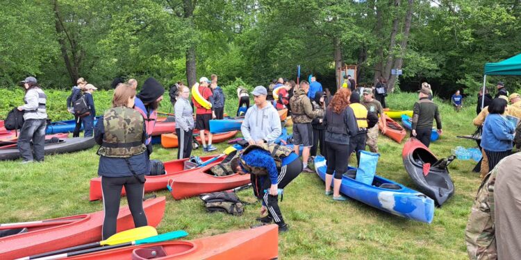 Mundurowi w kajakach popłynęli Obrą. A to wszystko w szczytnym celu