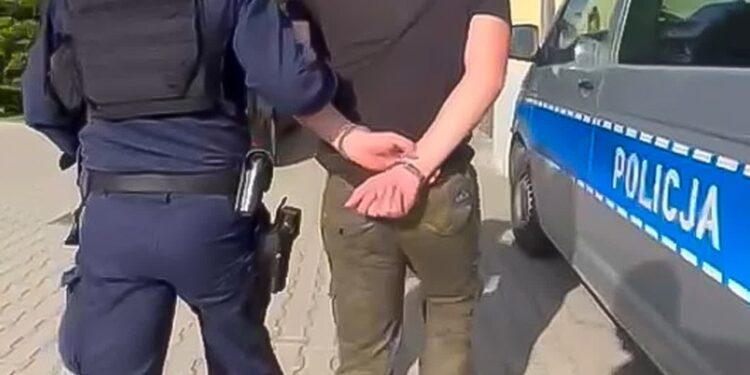 Uciekał przed więzieniem, schował się w tapczanie