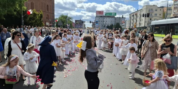 Tłumy gorzowian w procesji Bożego Ciała