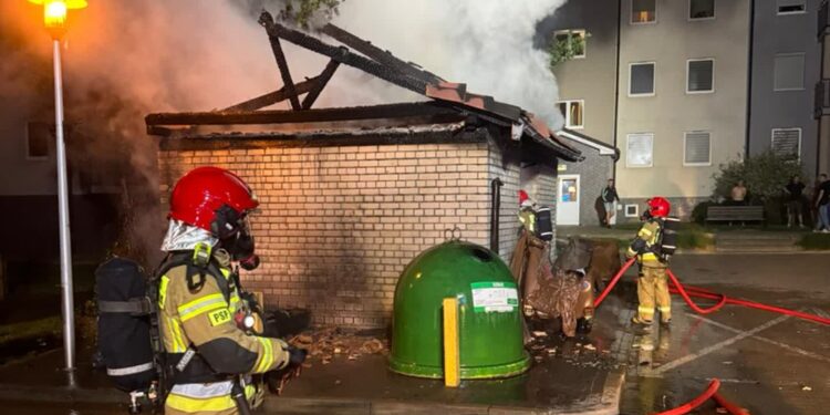 Pożar na Europejskim. Spłonęło auto i altana śmietnikowa [ZDJĘCIA]