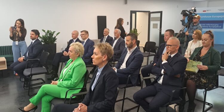 Pieniądze na drogi i alejkę miododajną. Samorządy z dotacją z województwa