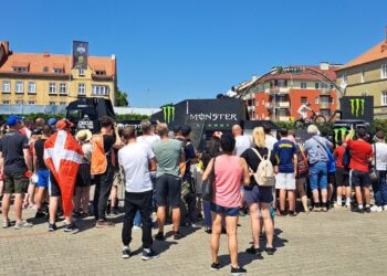 Tłumy kibiców w strefie Fan Zone. Co można tam znaleźć?
