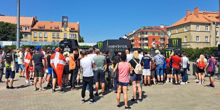 Tłumy kibiców w strefie Fan Zone. Co można tam znaleźć?