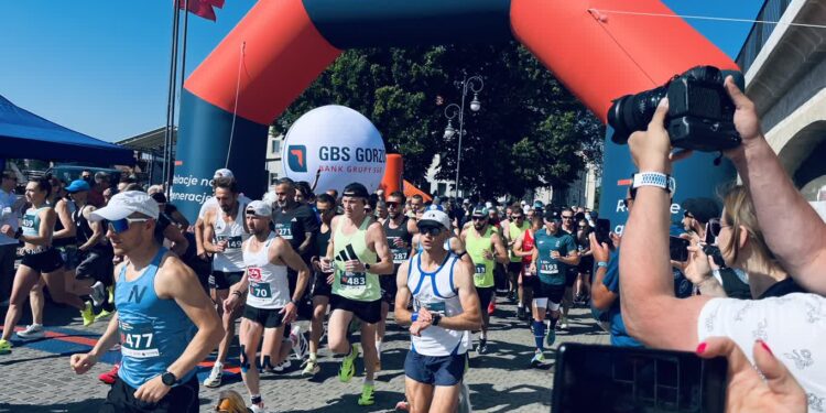 500 biegaczy na na starcie jubileuszowej Nadwarciańskiej Dychy