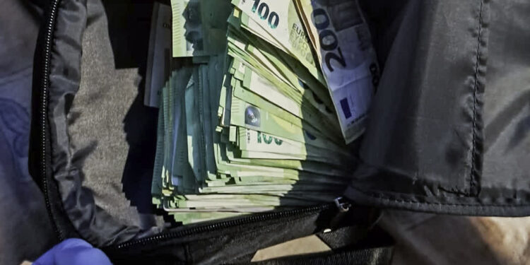 Ćwierć miliona złotych łupu. Dwie osoby zatrzymane