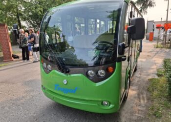 Busikiem po cmentarzu. Pierwsi pasażerowie już korzystają