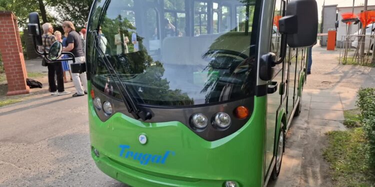 Busikiem po cmentarzu. Pierwsi pasażerowie już korzystają