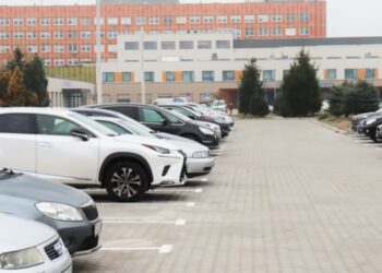 Płatne parkingi przy szpitalu. Prezes o powodach tej decyzji