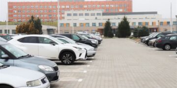 Płatne parkingi przy szpitalu. Prezes o powodach tej decyzji