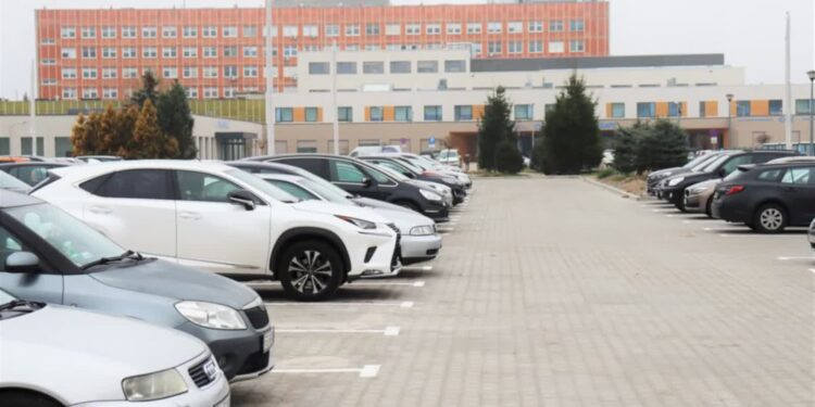 Płatne parkingi przy szpitalu. Prezes o powodach tej decyzji