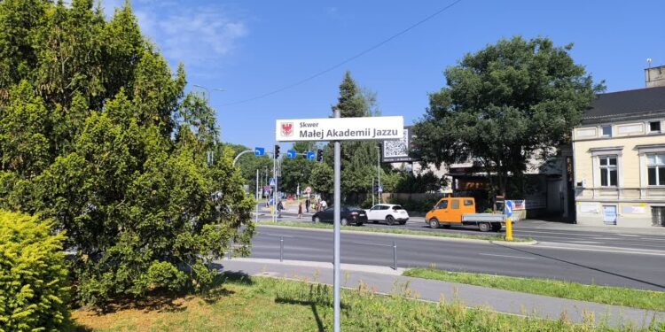 Tablice będą białe