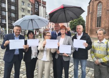 PiS zbiera podpisy w sprawie referendum