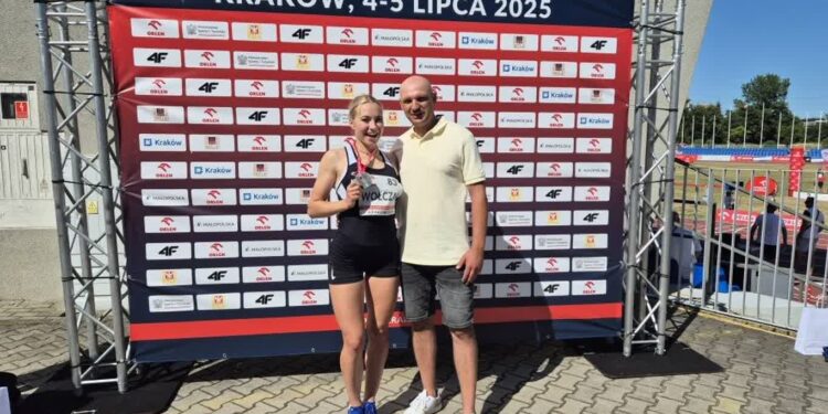 Aleksandra Wołczak i trener Sebastian Papuga (fot. AZS AWF Gorzów)
