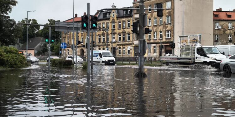 Uważajcie na ul. Grobla. Skrzyżowanie jest zalane
