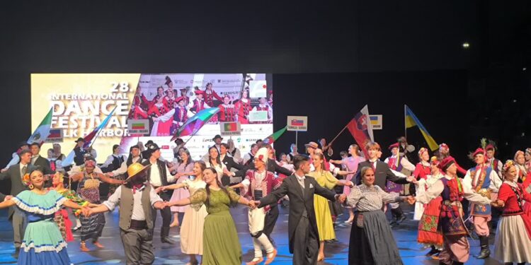 Kolorowa gala finałowa Folk Harbor