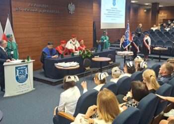 Czepkowanie na AJP. Pielęgniarki i ratownicy odebrali symbole zawodowe