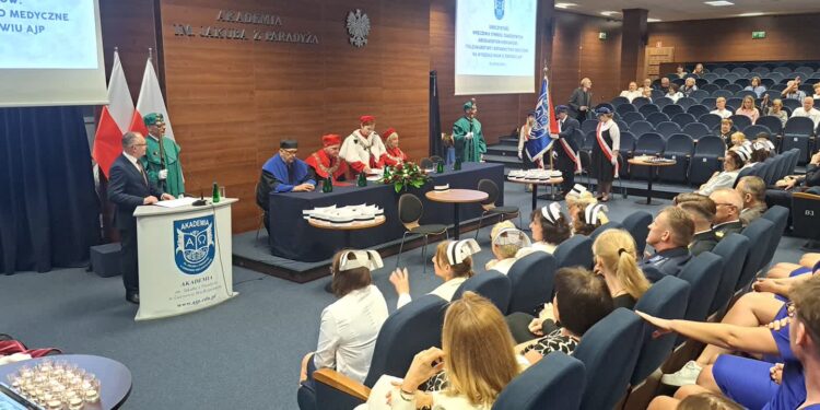 Czepkowanie na AJP. Pielęgniarki i ratownicy odebrali symbole zawodowe