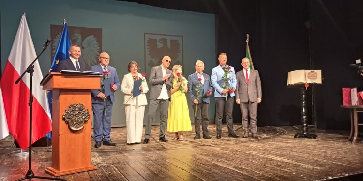 Władysław Komarnicki Honorowym Obywatelem Gorzowa. Na sesji wręczono medale