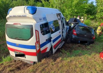 Wypadek z udziałem karetki. Sześć osób poszkodowanych