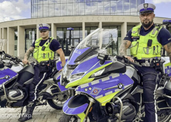 2-latka potrzebowała pilnej pomocy. Policjanci eskortowali dziecko do szpitala