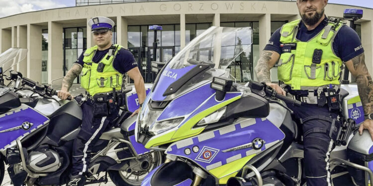 2-latka potrzebowała pilnej pomocy. Policjanci eskortowali dziecko do szpitala