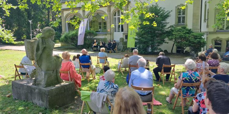 Gitarowe brzmienia pod drzewem i na kocu. Kultura po Sąsiedzku w Gorzowie