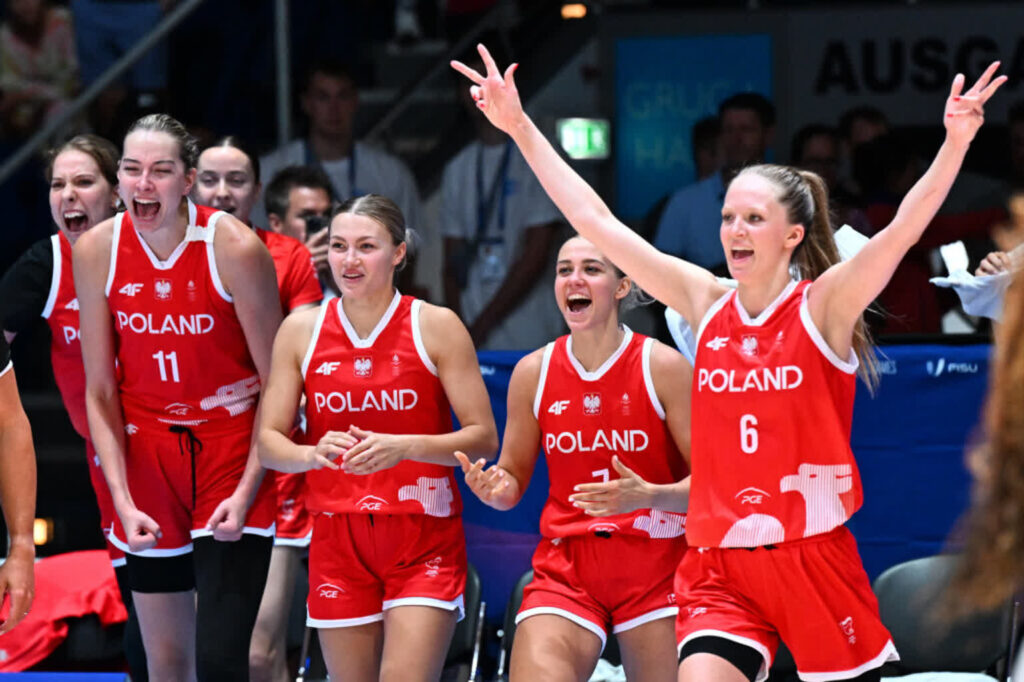 Magdalena Szymkieiwcz (pierwsza z prawej) miała powody do radości po zwycięstwie na Uniwersjadzie z Amerykankami. Ile takich powodów będzie miała w Gorzowie wraz z m.in. z Wiktorią Kuczyńską? (w środku) fot. Paweł Skraba