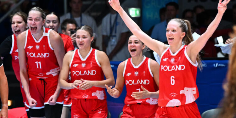 Magdalena Szymkieiwcz (pierwsza z prawej) miała powody do radości po zwycięstwie na Uniwersjadzie z Amerykankami. Ile takich powodów będzie miała w Gorzowie wraz z m.in. z Wiktorią Kuczyńską? (w środku) fot. Paweł Skraba