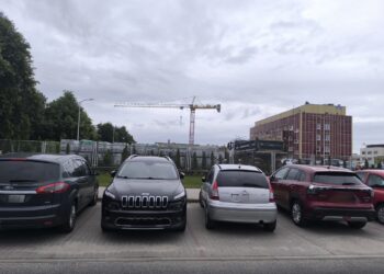 Dźwigi nad szpitalem przy Dekerta. Ruszyły prace za miliony