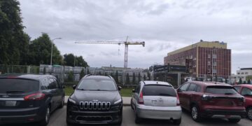 Dźwigi nad szpitalem przy Dekerta. Ruszyły prace za miliony