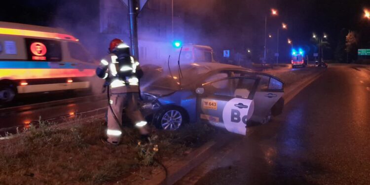 Czterech poszkodowanych i spalona taksówka na Zakanalu