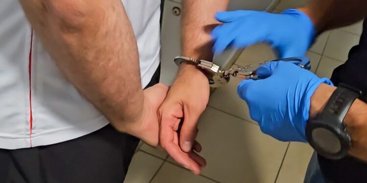 Trzy razy ranił matkę nożem. Usłyszał zarzut usiłowania zabójstwa